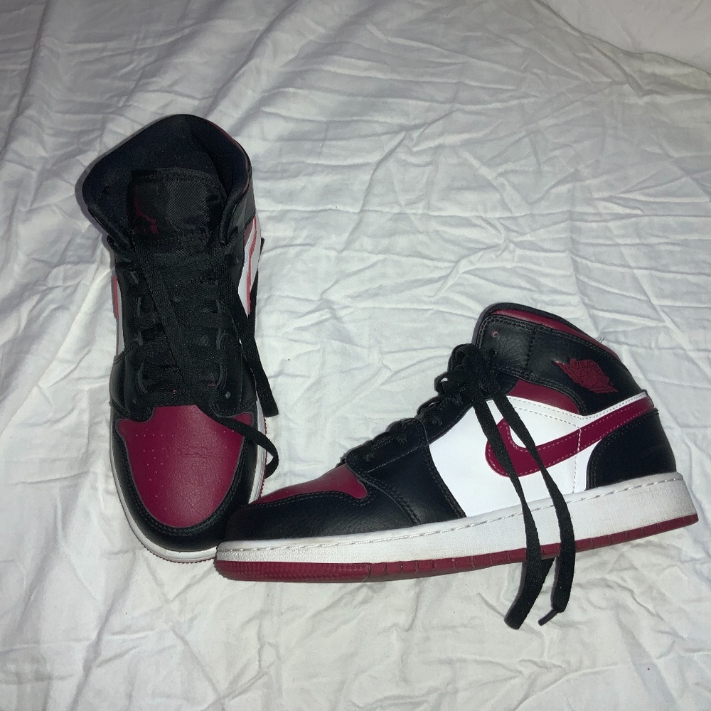 Bred toe jordan 1 mid size 6Y or women US 7